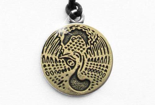 Амулет журавль с плодом персика помогает детям и молодым родителям