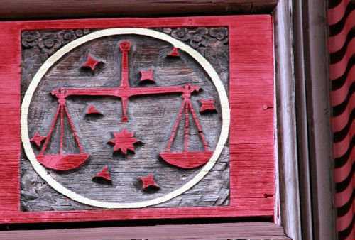 Как подобрать талисман для Весов