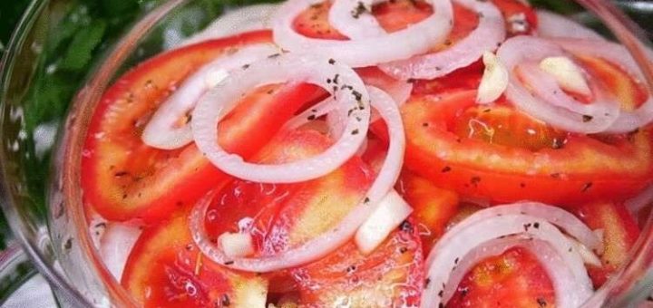 Закуска из помидоров и лука: весь секрет в маринаде