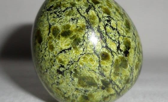 Какие магические свойства имеет камень змеевик и кому он подходит