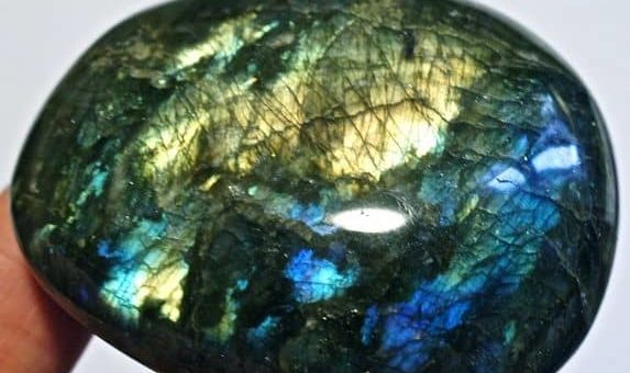 Камень лабрадорит: обзор его полезных свойств для человека