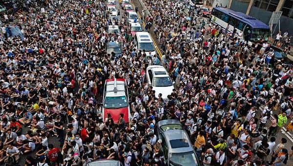 К чему снится много людей по сонникам Миллера, Даниловой