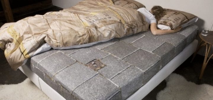 Компания Ford создала кровать для тех, кто постоянно лезет на чужую половинку