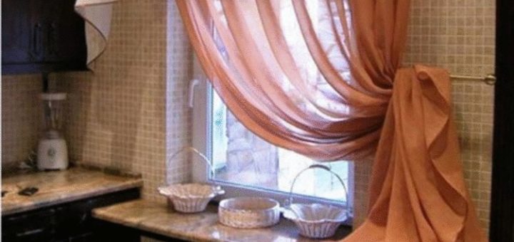 20 чудесных идей, как украсить окно на кухне шторами.