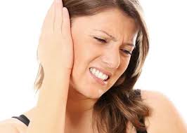 К чему чешется правое или левое ухо по народным приметам