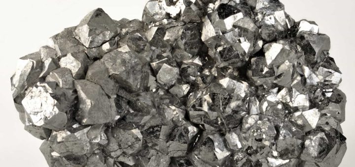 К чему снится серебро и как понять значение по соннику