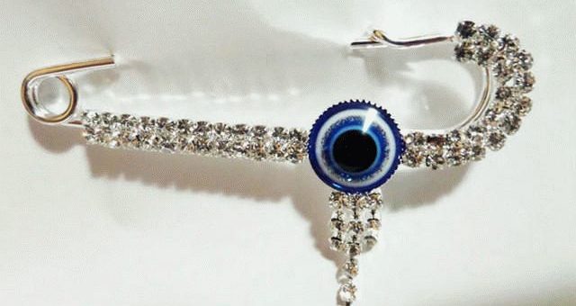 Как носить булавку от сглаза и порчи