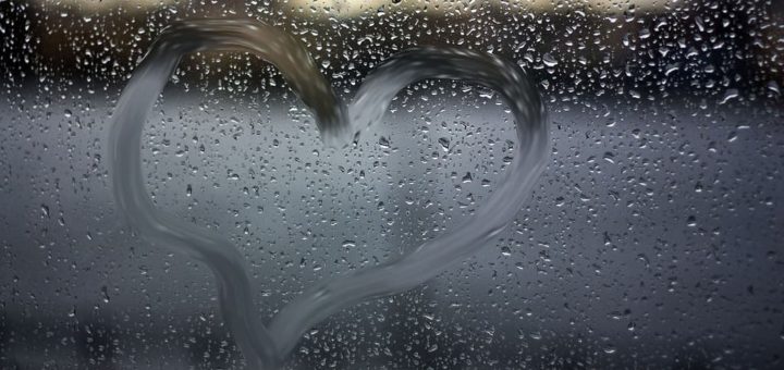 К чему снится дождь за окном по толкованиям сонников