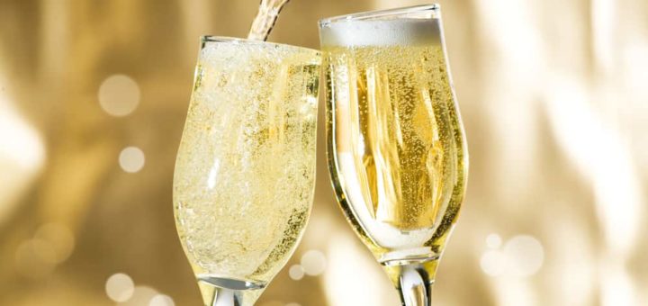Как понять, к чему снится шампанское по основным толкованиям и по сонникам