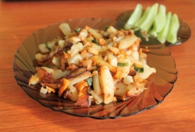 Жареная молодая картошечка с лисичками: пошаговый рецепт с фото