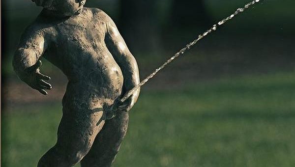 К чему снится мочиться во сне по сонникам Миллера, Ванги