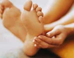 К чему чешется левая или правая пятка - известные толкования приметы