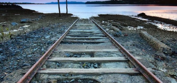 К чему снятся рельсы по основным значениям сновидений и толкованиям сонников