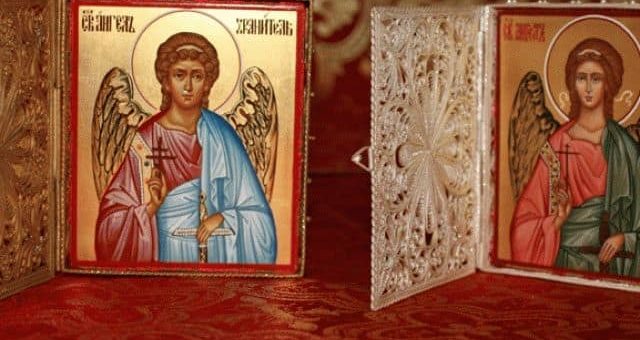 Приметы: можно ли дарить иконы в подарок?