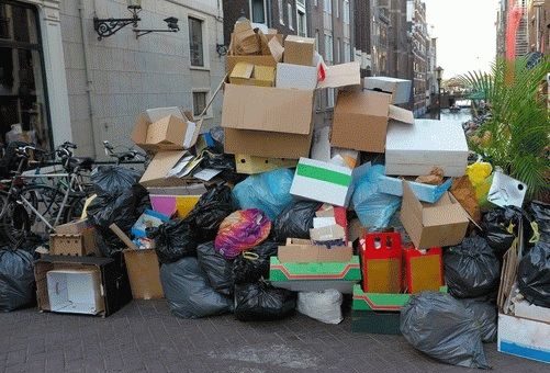 Примета: почему нельзя выносить мусор вечером