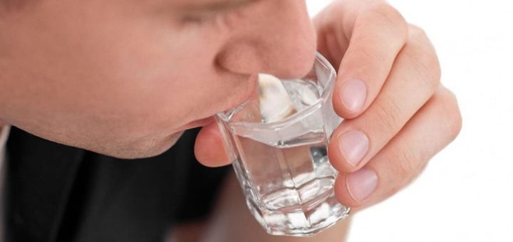 К чему снится пить водку по популярным сонникам