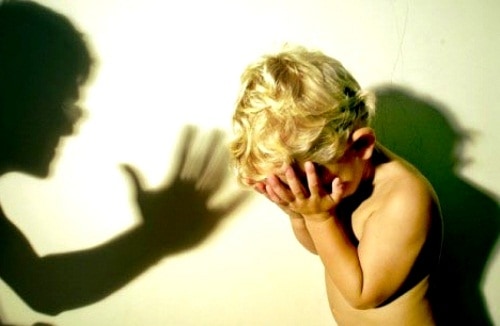 К чему снится бить ребенка по сонникам Миллера, Цветкова, Фрейда, а также Ванги