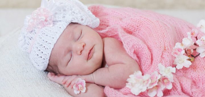 К чему снится новорожденная девочка по сонникам