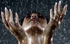 К чему снится дождь во сне для женщины по сонникам Фрейда, Миллера, Ванги, Лонго