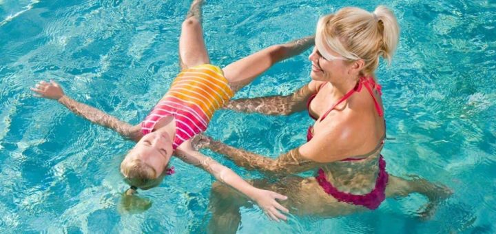 К чему снится плавать по сонникам и толкованиям основных значений