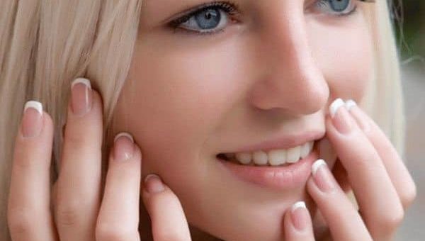 Примета: к чему чешется подбородок у девушки