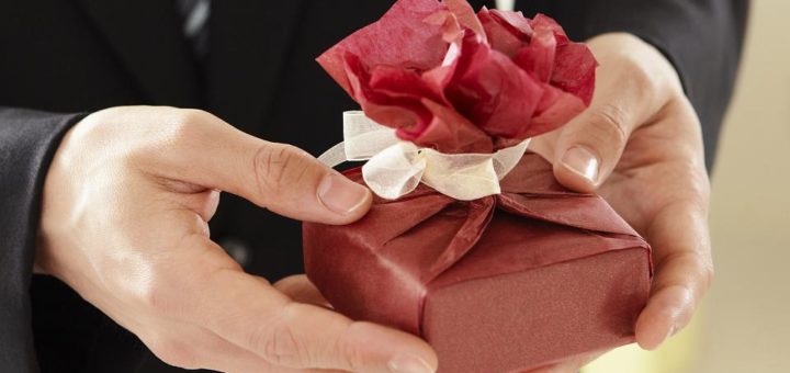 К чему снится получить подарок по сонникам Миллера, Фрейда, Лоффа.