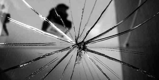 Примета: что будет если случайно разбить зеркало