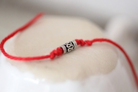 Нить на запястье - оберег от беды