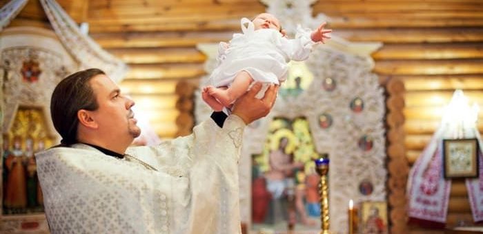 Когда крестят ребенка по православным традициям?