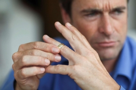 Линия брака на руке человека