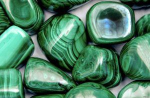 Камень малахит: кому подходит камень и какие свойства в нем скрыты
