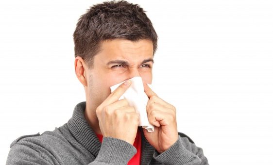 К чему можно чихнуть по часам - значение по времени, днем или ночью