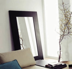 Можно ли вешать зеркало напротив окна по фен шуй