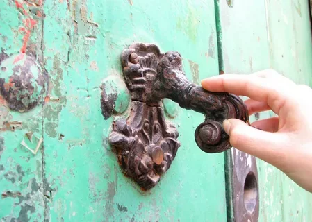 К чему снится стук в дверь по толкованиям сонников и по основным значениям