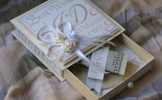 Можно ли дарить деньги и как правильно это делать