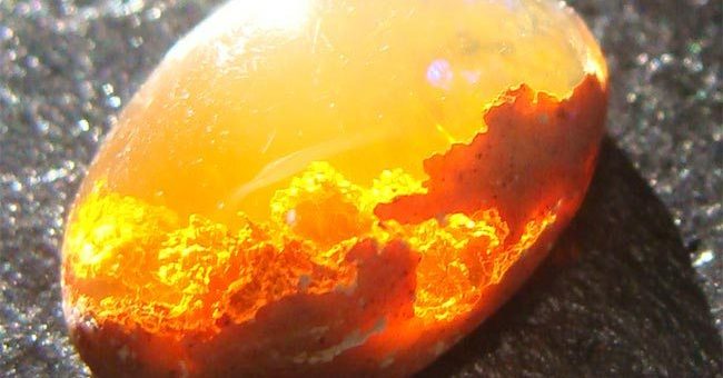 Огненный опал: магические свойства и история происхождения