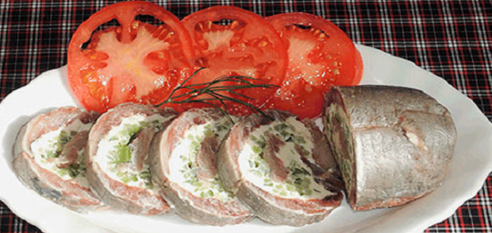 Вкусный и необычный рулетик из селедочки: быстро и легко приготовить!