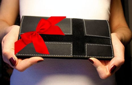 Можно ли дарить кошелёк и как правильно это делать