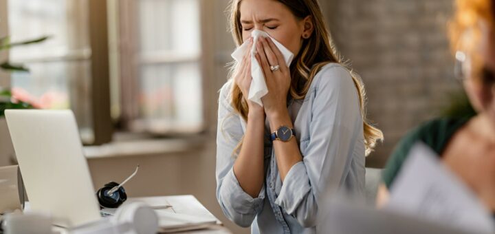 Чихающая девушка