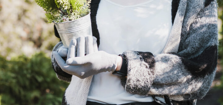 девушка садовник с растением