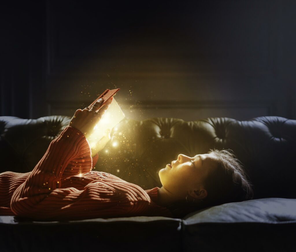 девушка читает магическую книгу